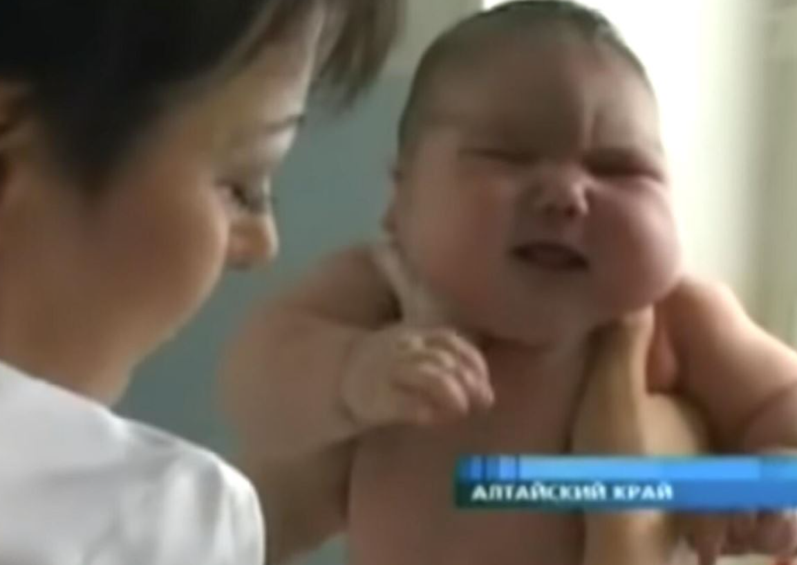 Nađa Halina, beba koja je na rođenju imala sedam kilograma i 750 grama (1).PNG