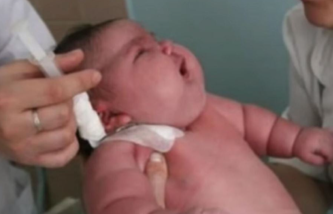 Nađa Halina, beba koja je na rođenju imala sedam kilograma i 750 grama (2).PNG