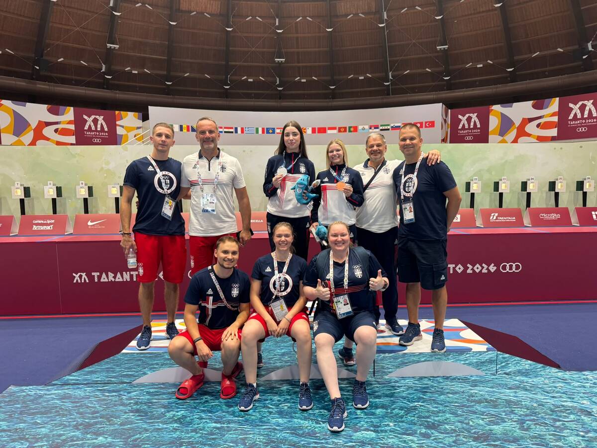 Taranto_2018_puska_zene_FOTO_SSS (Aleksandra_i_Anđelija_sa_delom_srpske_streljacke_ekipe).jpg