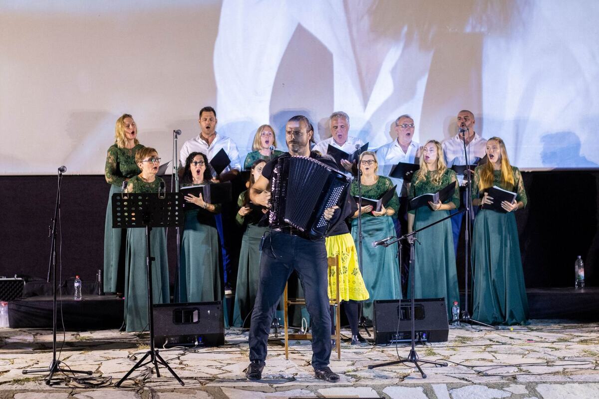 Dušan Sekulić sa bendom i Gradskim horom Bečej foto Filip Olćan (3).jpg