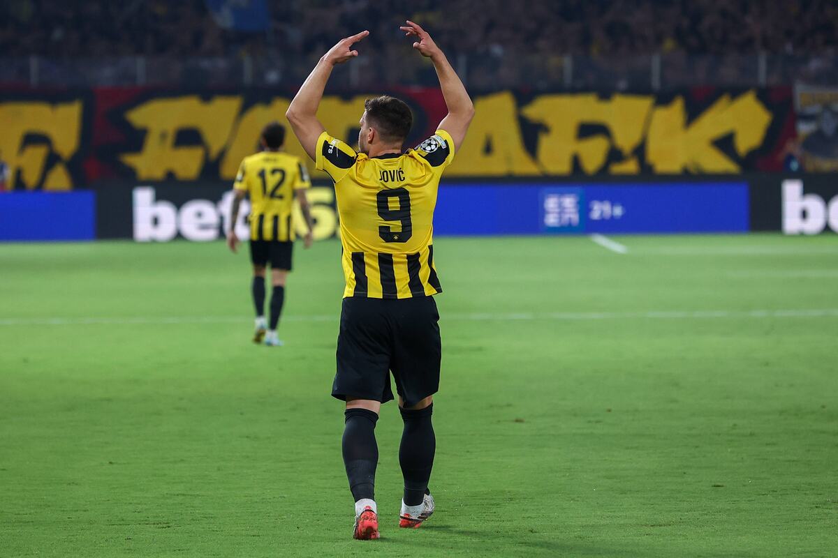 Luka Jović na meču AEK - Levski
