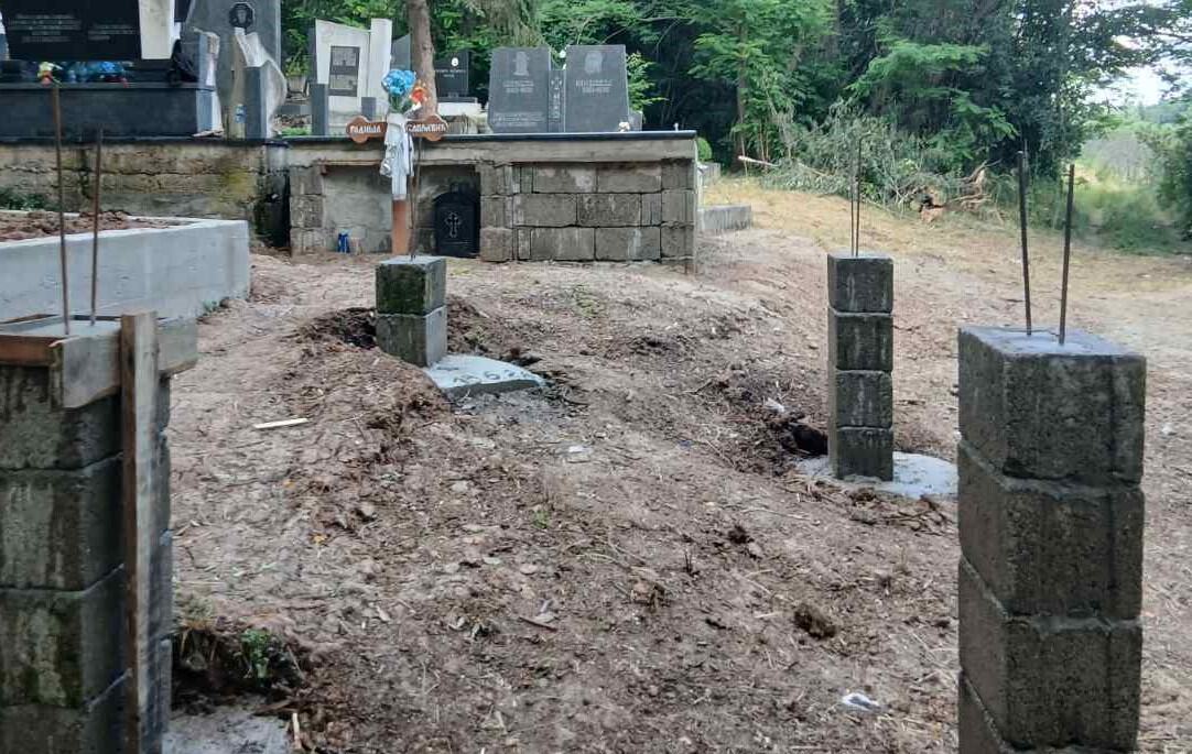 STUBOVI ZA MERCEDES PORED PORODIČNE GROBNICE.jpg
