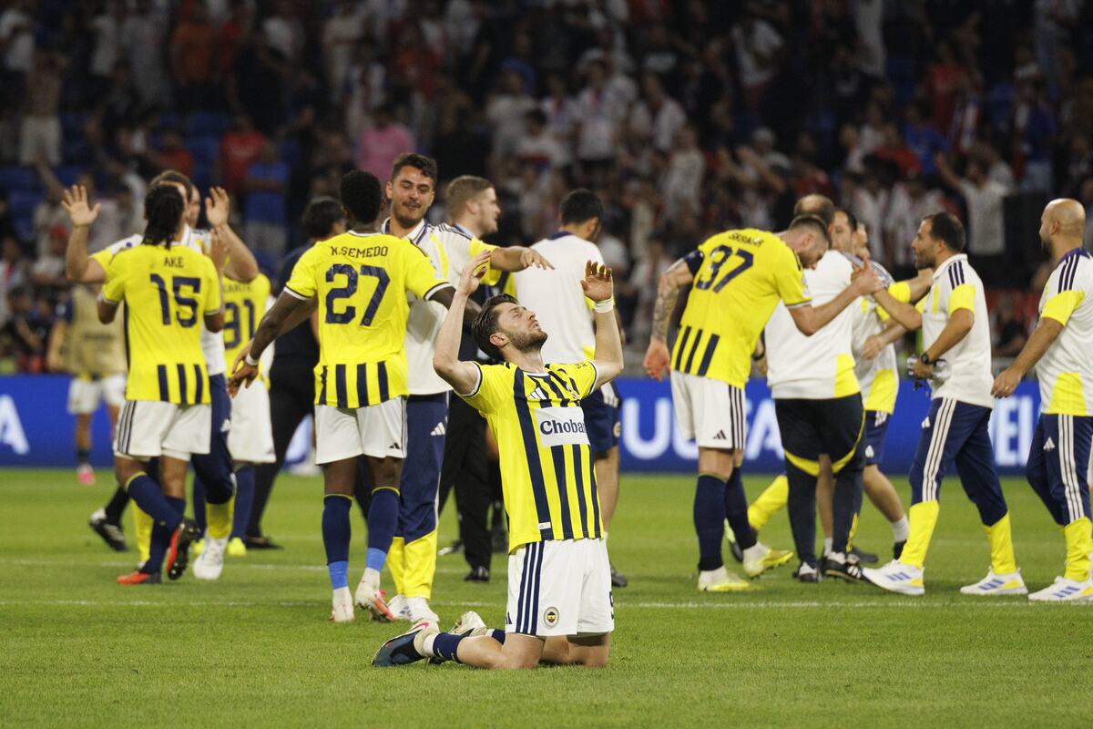 Fudbaleri Fenerbahčea na meču protiv Liona u Francuskoj