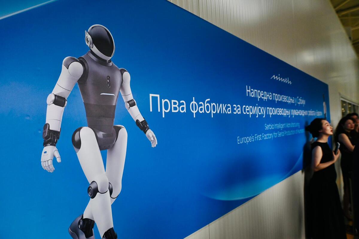 Aleksandar Vučić fabrika humanoidnih robota kompanija Minth  Šabac (1).jpeg