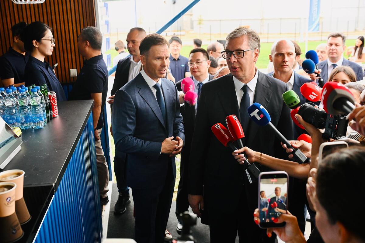 Aleksandar Vučić fabrika humanoidnih robota kompanija Minth  Šabac (2).jpeg