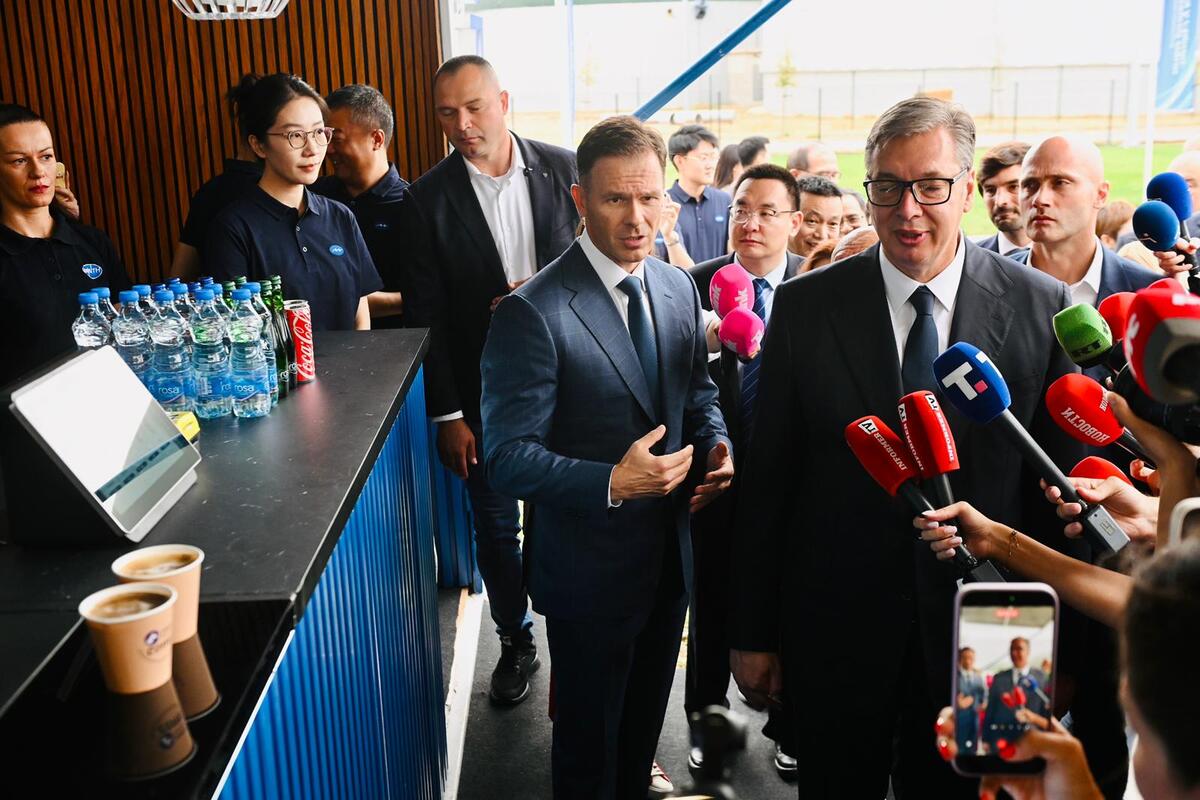 Aleksandar Vučić fabrika humanoidnih robota kompanija Minth  Šabac (4).jpeg