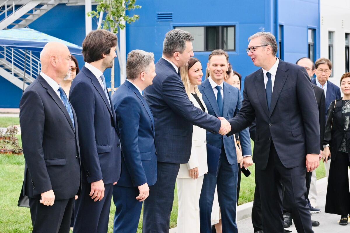 Aleksandar Vučić fabrika humanoidnih robota kompanija Minth  Šabac (5).jpeg
