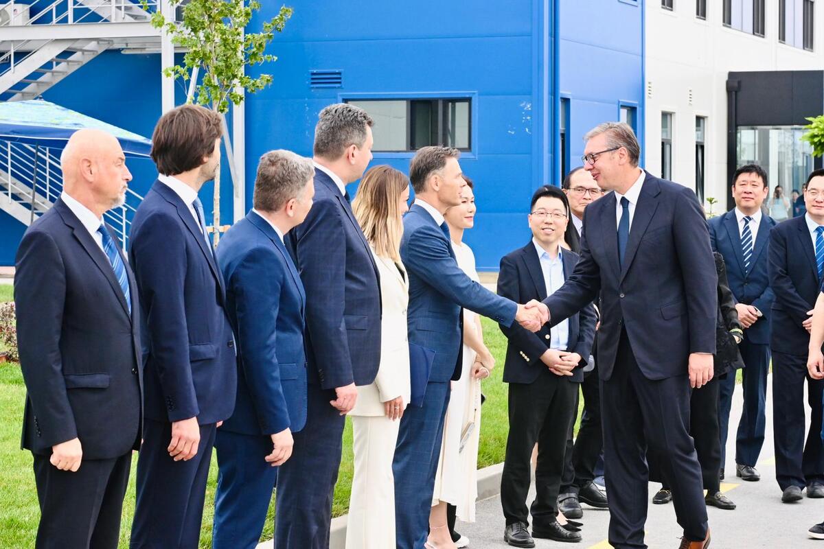 Aleksandar Vučić fabrika humanoidnih robota kompanija Minth  Šabac (6).jpeg