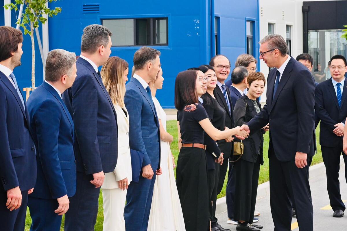 Aleksandar Vučić fabrika humanoidnih robota kompanija Minth  Šabac (7).jpeg