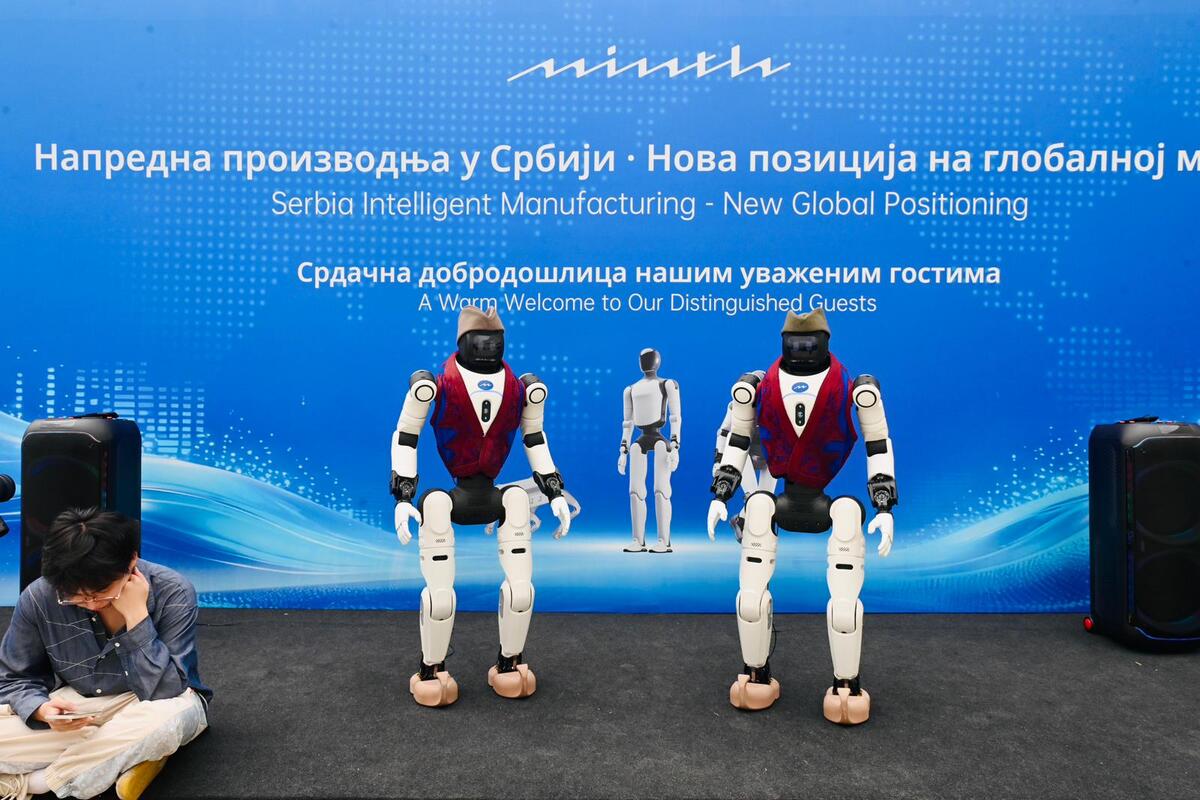 Aleksandar Vučić fabrika humanoidnih robota kompanija Minth  Šabac (9).jpeg