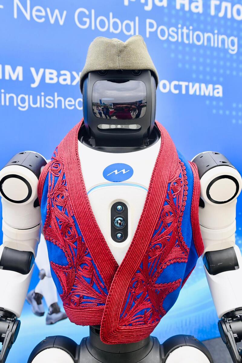 Aleksandar Vučić fabrika humanoidnih robota kompanija Minth  Šabac (10).jpeg