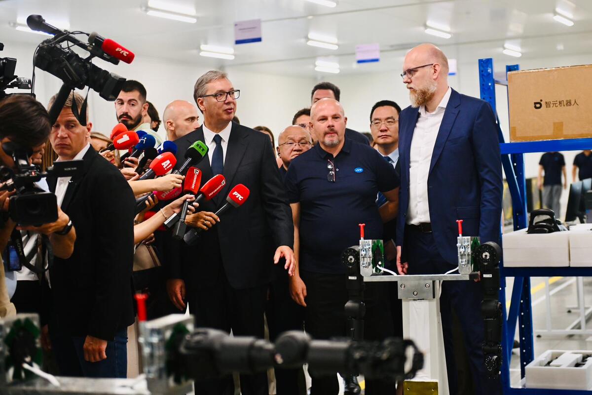 Aleksandar Vučić fabrika humanoidnih robota kompanija Minth Šabac (1).jpeg