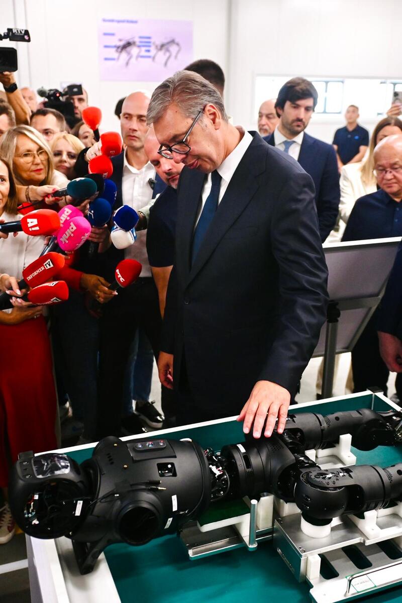 Aleksandar Vučić fabrika humanoidnih robota kompanija Minth Šabac (2).jpeg