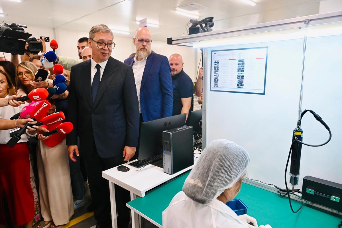 Aleksandar Vučić fabrika humanoidnih robota kompanija Minth Šabac (6).jpeg