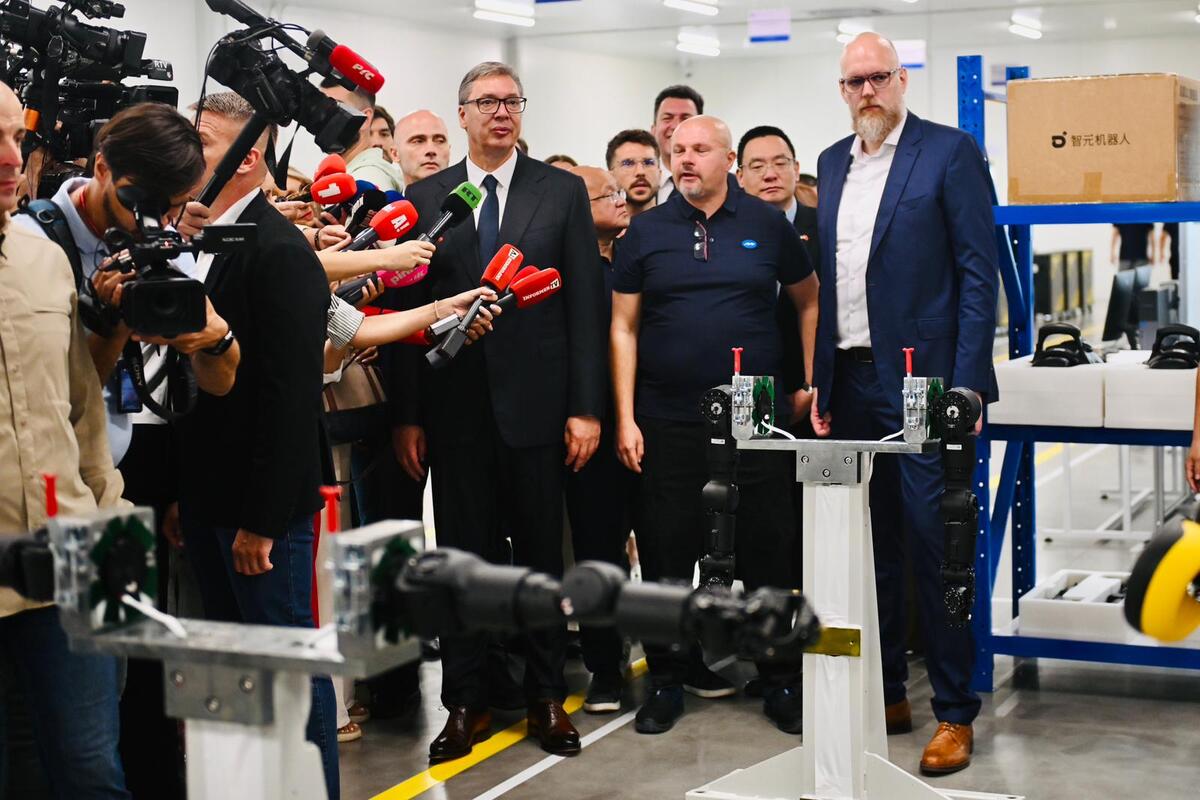 Aleksandar Vučić fabrika humanoidnih robota kompanija Minth Šabac (8).jpeg