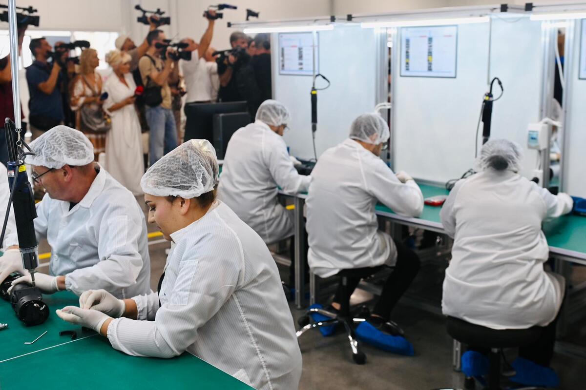 Aleksandar Vučić fabrika humanoidnih robota kompanija Minth Šabac (12).jpeg