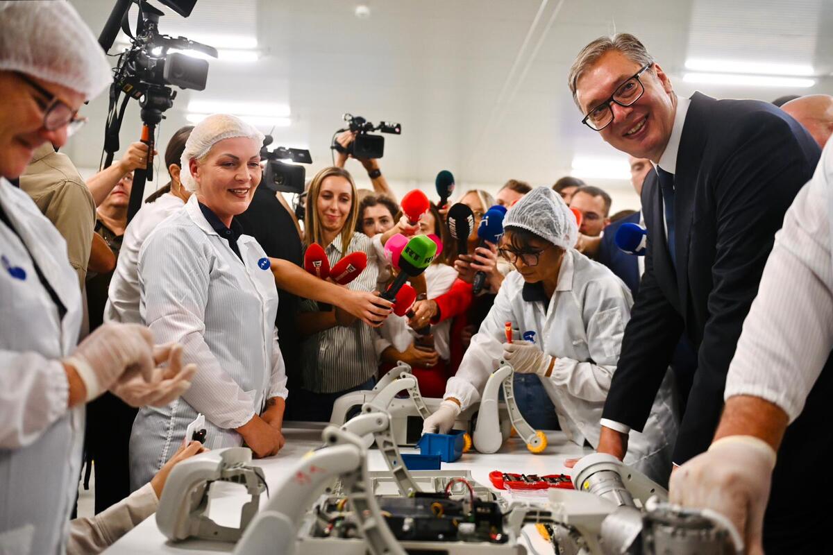 Aleksandar Vučić fabrika humanoidnih robota kompanija Minth Šabac (18).jpeg