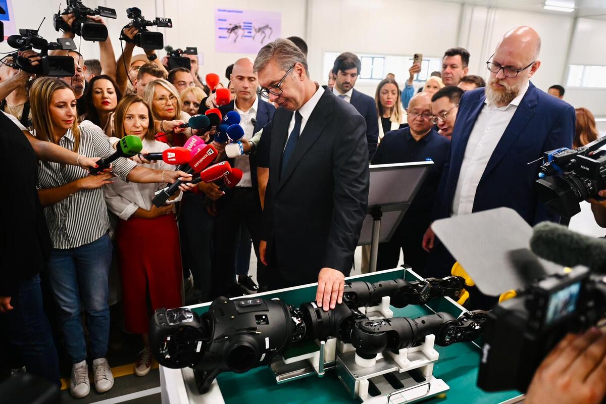 Aleksandar Vučić fabrika humanoidnih robota kompanija Minth Šabac (19).jpeg