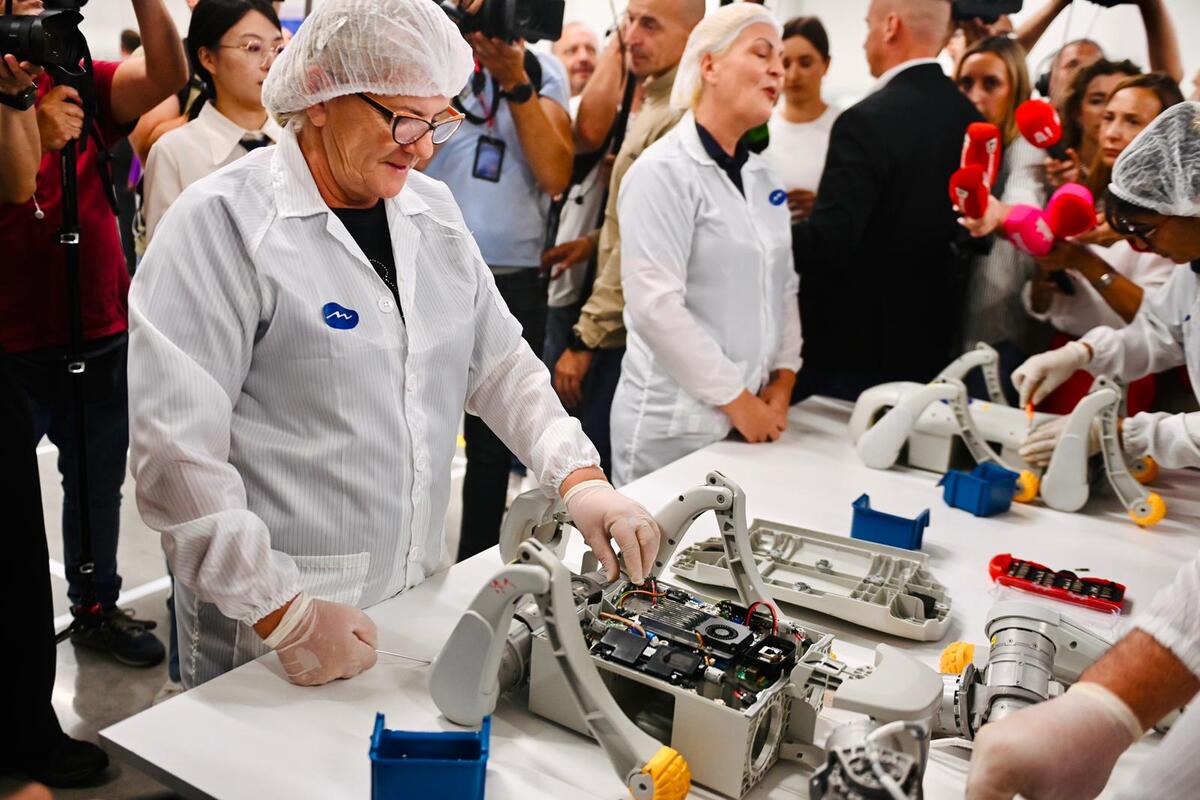 Aleksandar Vučić fabrika humanoidnih robota kompanija Minth Šabac (20).jpeg