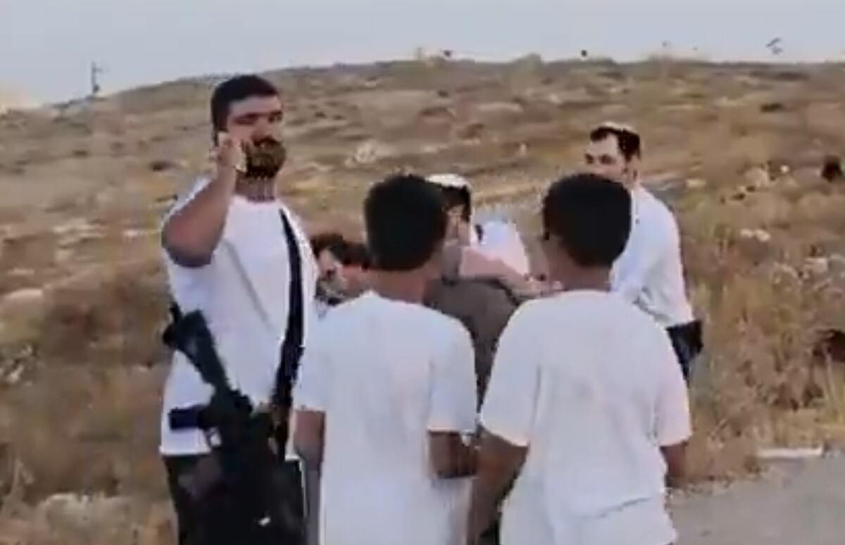 Novinarski tim je napadnut i pretučen od strane izraelskih „doseljenika“ naoružanih palicama Zapadna obala (3).png