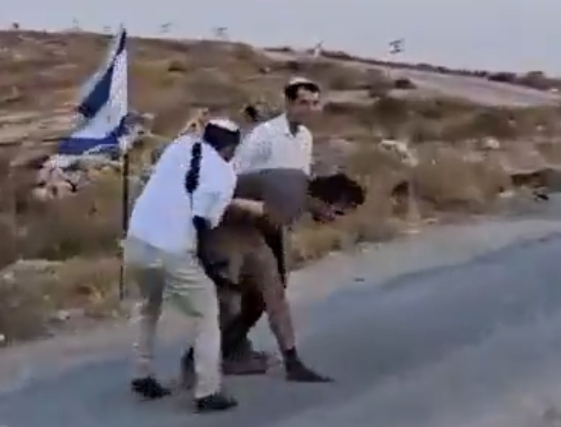 Novinarski tim je napadnut i pretučen od strane izraelskih „doseljenika“ naoružanih palicama Zapadna obala (5).png