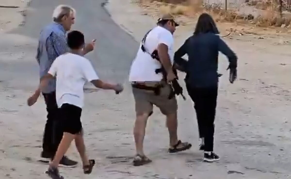 Novinarski tim je napadnut i pretučen od strane izraelskih „doseljenika“ naoružanih palicama Zapadna obala (7).png