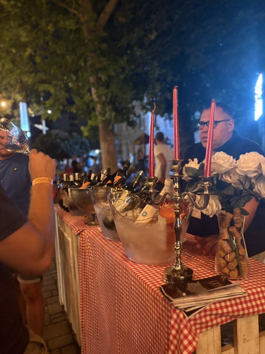 Gradski park Sremska  Mitrovica deveti Gastro-vinski festival Vinski park (1).jpg