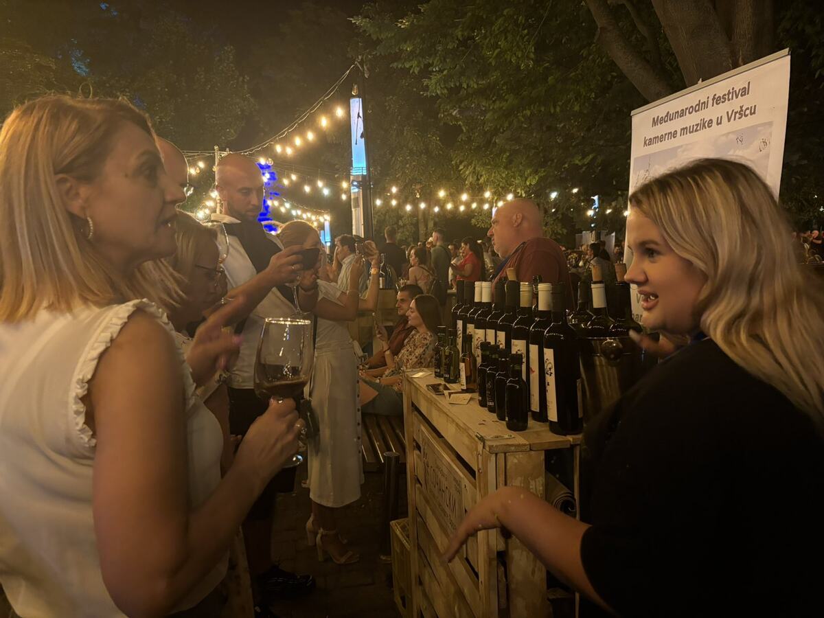 Gradski park Sremska  Mitrovica deveti Gastro-vinski festival Vinski park (4).jpg