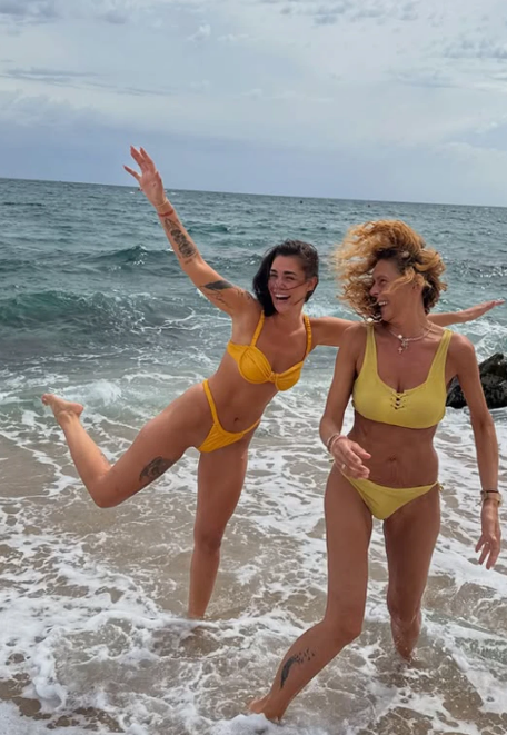 MINA VRBAŠKI KAO SIRENA ALI BEZ REPA! Navukla donji deo bikinija, tračice samo što ne puknu, a evo ko joj pravi društvo u Španiji