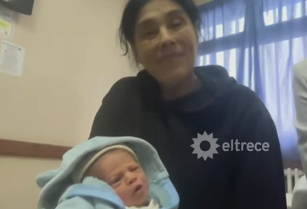 Mabel Frijas sa sinom Davidom nakon što je postala majka u 62. godini (2).png
