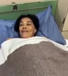 Mabel Frijas sa sinom Davidom nakon što je postala majka u 62. godini (4).png