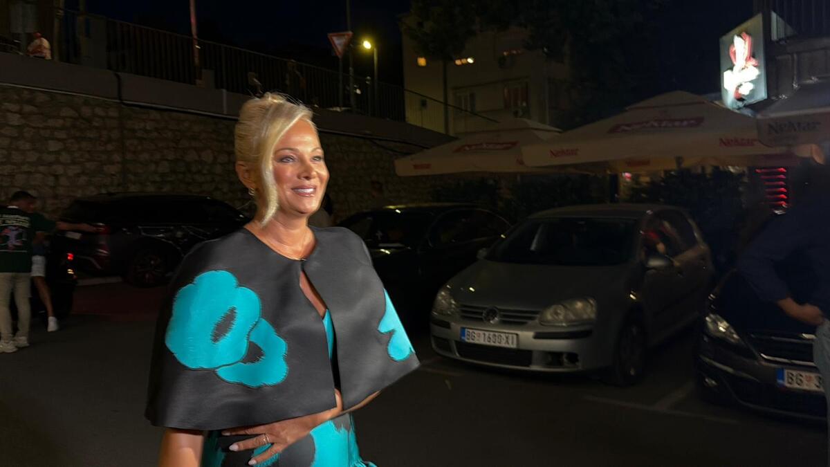MILANČE SPREMA VEČE ZA PAMĆENJE: Okupio najveće zvezde na jednom mestu, a ovaj pevač stigao u besnoj mašini od 50.000 €... (VIDEO)