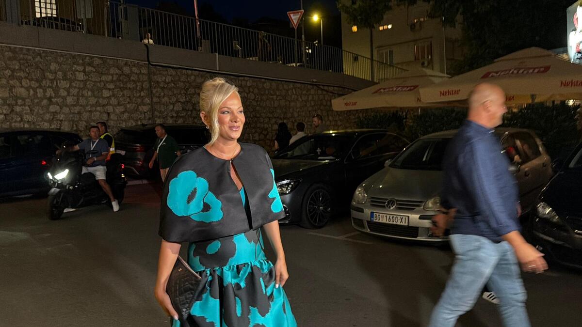 MILANČE SPREMA VEČE ZA PAMĆENJE: Okupio najveće zvezde na jednom mestu, a ovaj pevač stigao u besnoj mašini od 50.000 €... (VIDEO)