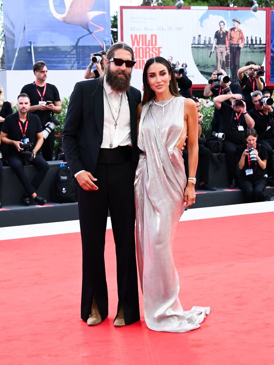 Tamara Kalinić u srebrnoj Sen Loran haljini na crvenom tepihu Filmskog festivala u Veneciji
