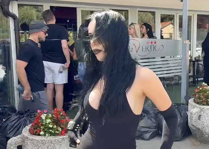 BISEKSUALKA STIGLA MAMURNA I DEKOLTEOM DO PUPKA! Milica Vidaković napravila pometnju pred ulazak u Elitu 10