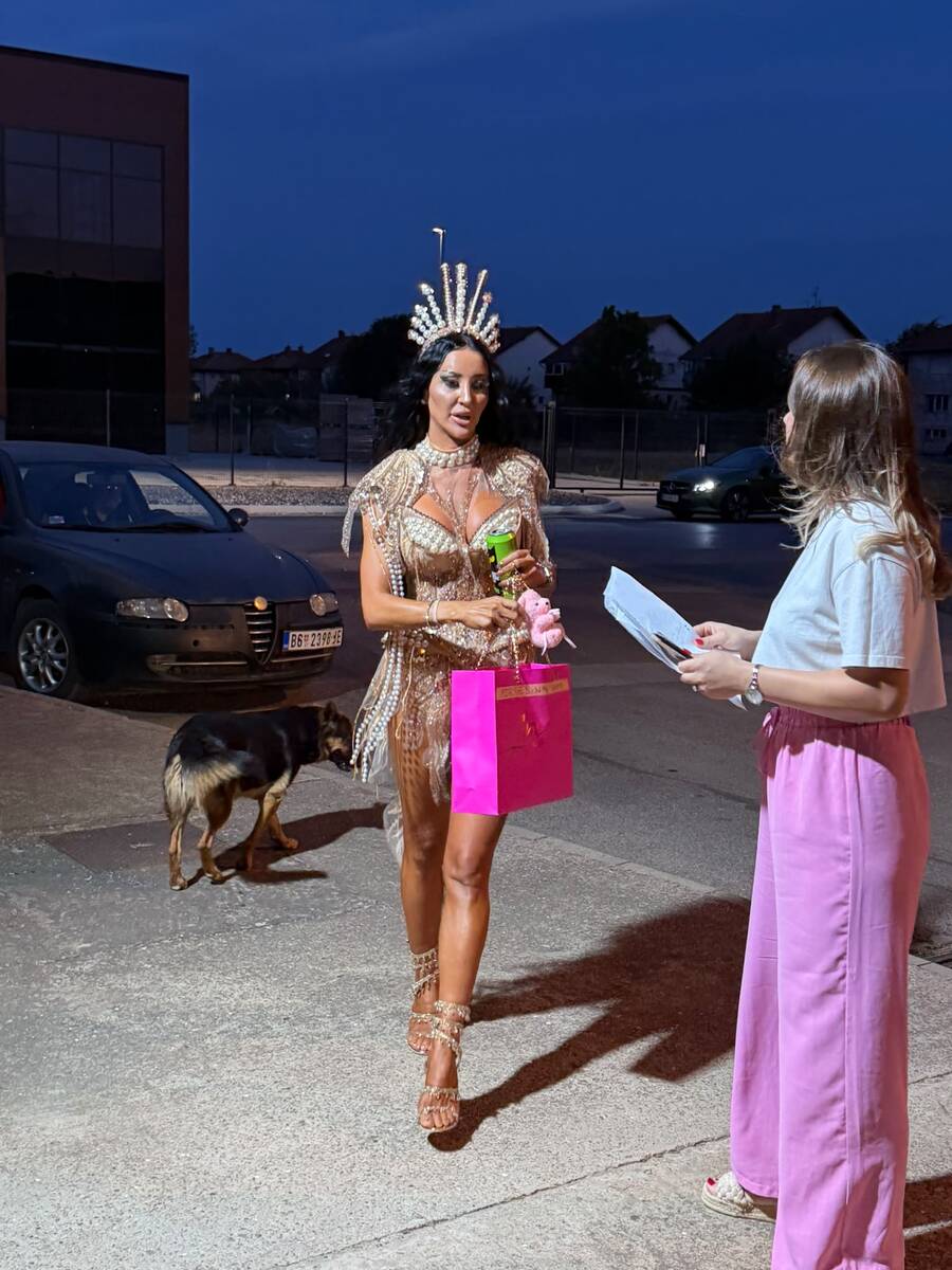 SLAĐA PORŠELINA PRVA STIGLA U "ELITU 10": Zablistala u izazovnom izdanju, kruna na glavi i pokloni u rukama (FOTO)