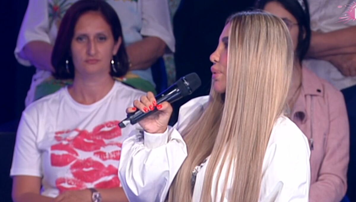ANELI ZARILA NOKTE IVANU U VRAT! Žestok fizički obračun, on uzvratio čupanjem: Obezbeđenje sprečilo veći haos (FOTO)