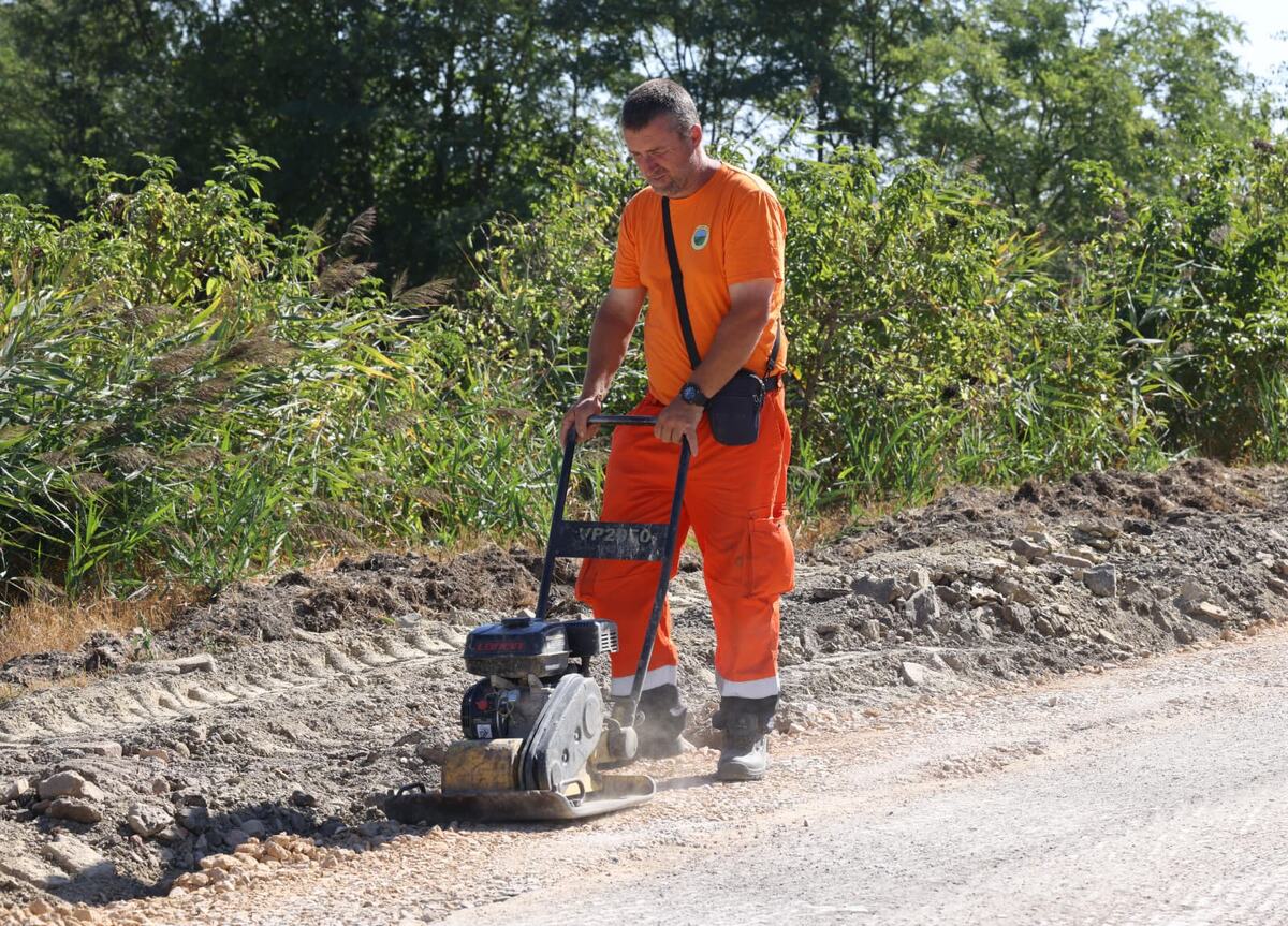 Aleksandar Vučić Obilazak radova na putu Bački Brestovac - Bački Gračac (13).jpeg