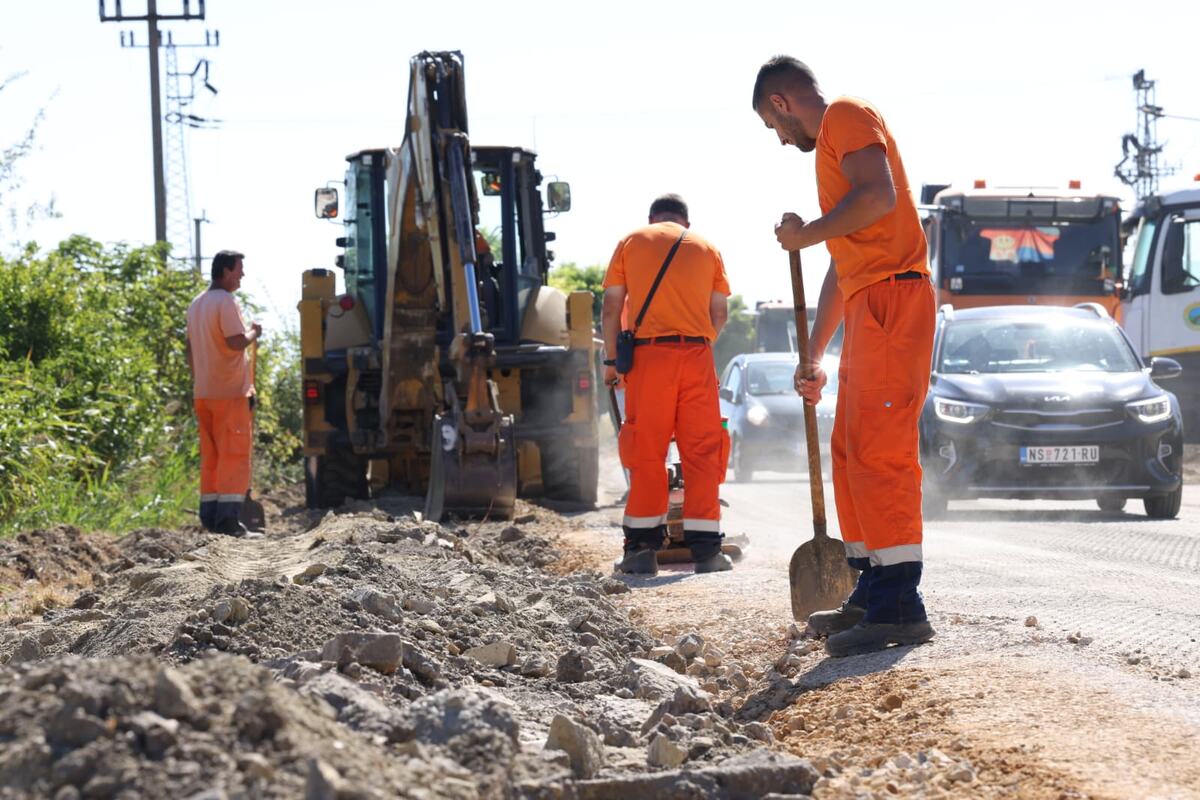 Aleksandar Vučić Obilazak radova na putu Bački Brestovac - Bački Gračac (16).jpeg
