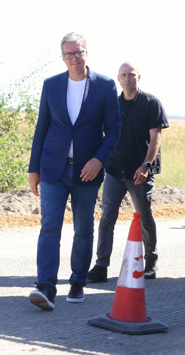 Aleksandar Vučić Obilazak radova na putu Bački Brestovac - Bački Gračac (20).jpeg
