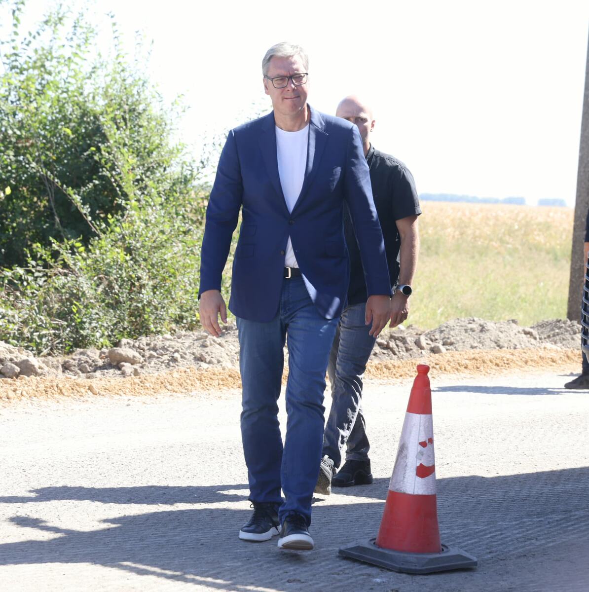 Aleksandar Vučić Obilazak radova na putu Bački Brestovac - Bački Gračac (21).jpeg
