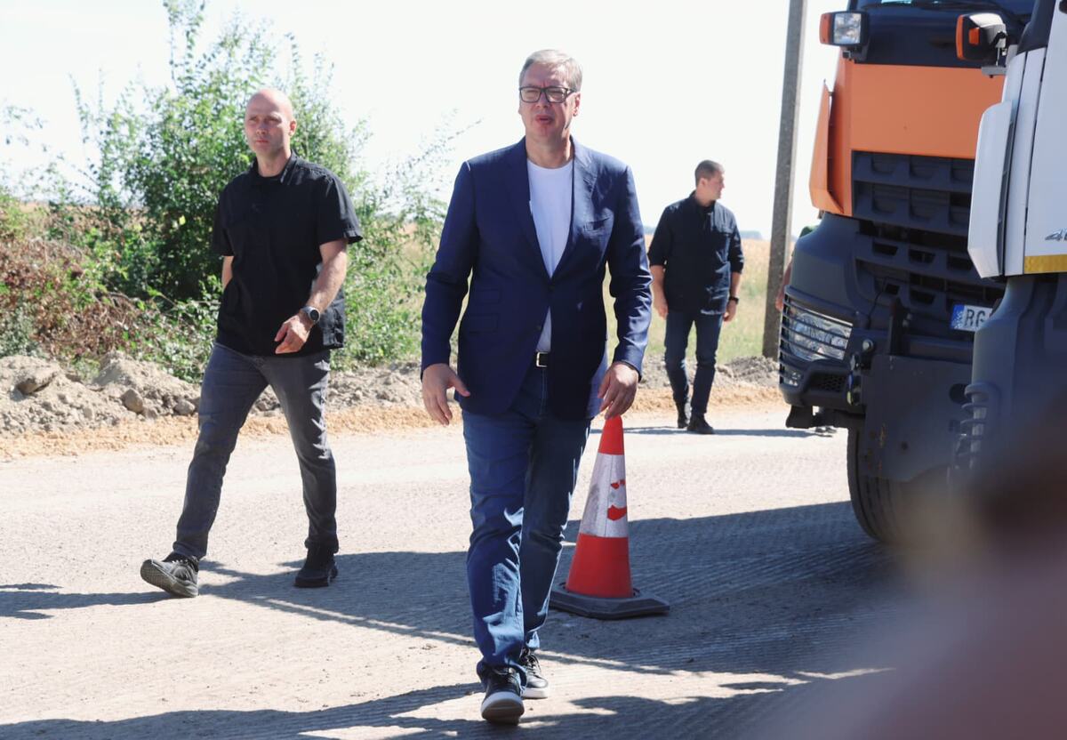 Aleksandar Vučić Obilazak radova na putu Bački Brestovac - Bački Gračac (22).jpeg