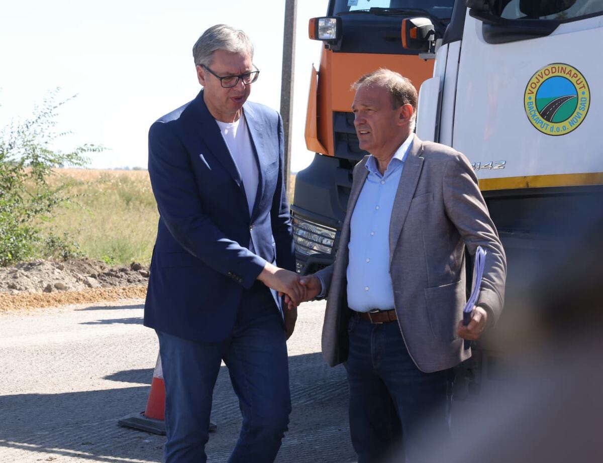 Aleksandar Vučić Obilazak radova na putu Bački Brestovac - Bački Gračac (23).jpeg