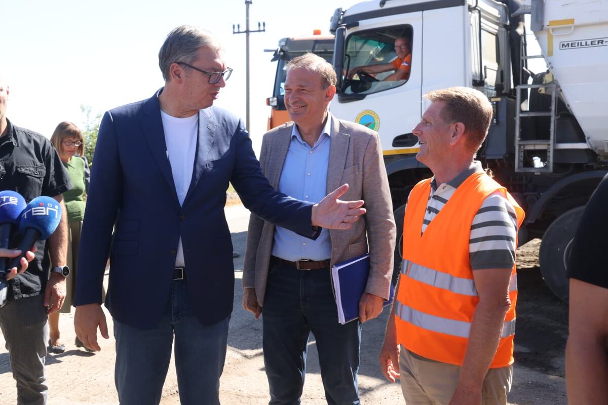 Aleksandar Vučić Obilazak radova na putu Bački Brestovac - Bački Gračac (24).jpeg