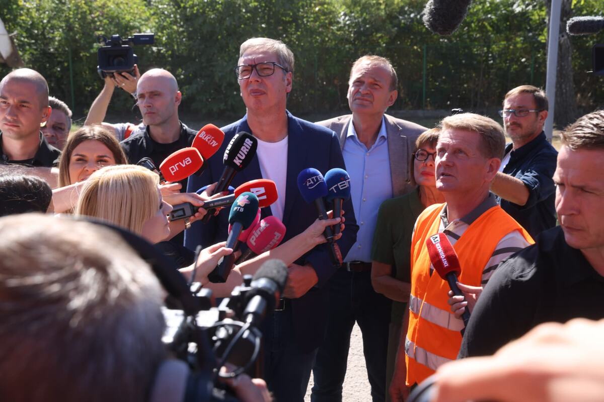Aleksandar Vučić Obilazak radova na putu Bački Brestovac - Bački Gračac (25).jpeg