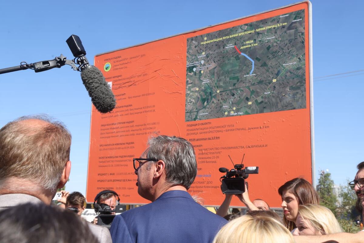 Aleksandar Vučić Obilazak radova na putu Bački Brestovac - Bački Gračac (28).jpeg