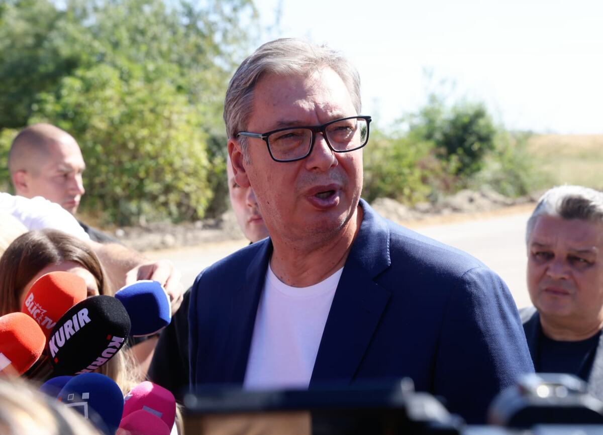 Aleksandar Vučić Obilazak radova na putu Bački Brestovac - Bački Gračac (29).jpeg