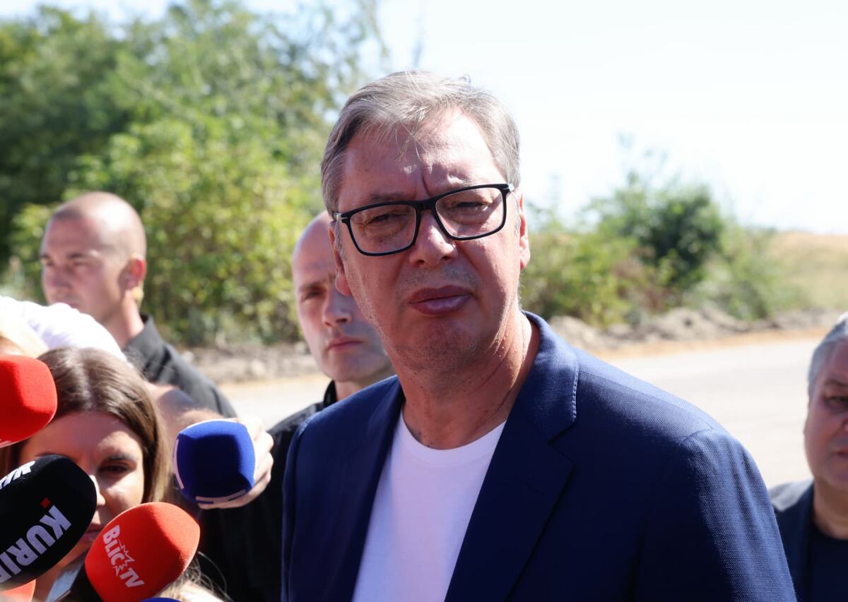 Aleksandar Vučić Obilazak radova na putu Bački Brestovac - Bački Gračac (30).jpeg