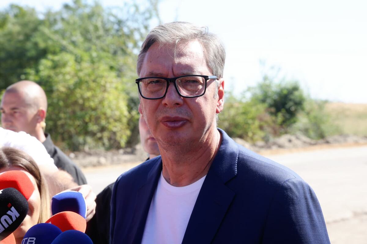 Aleksandar Vučić Obilazak radova na putu Bački Brestovac - Bački Gračac (31).jpeg