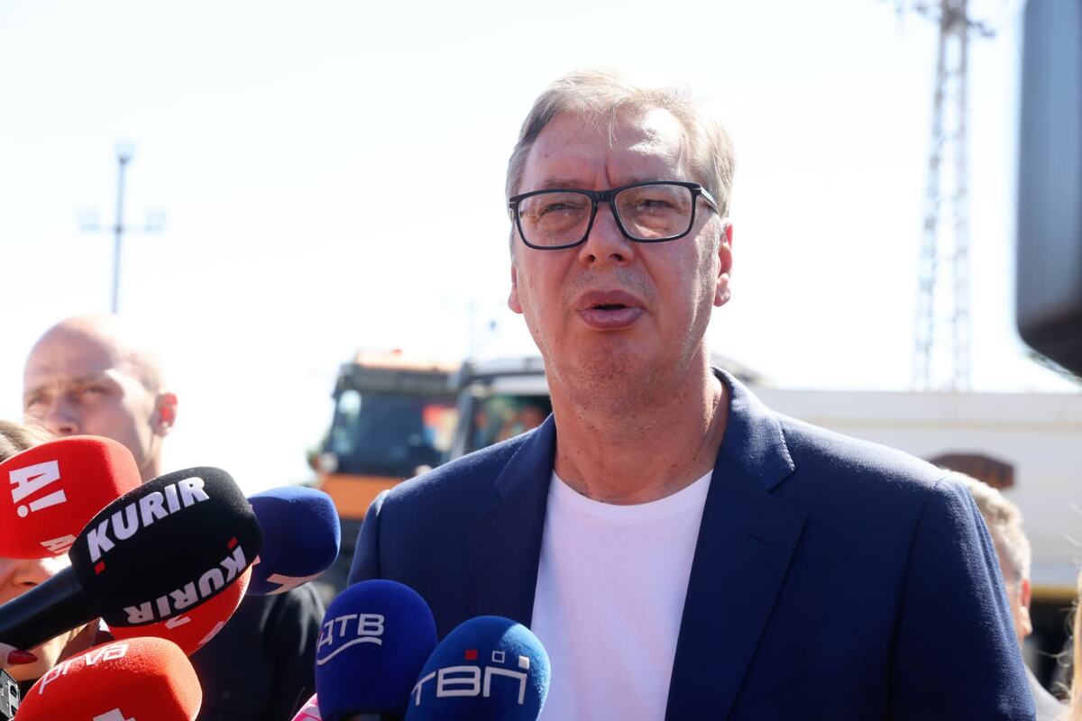 Aleksandar Vučić Obilazak radova na putu Bački Brestovac - Bački Gračac (32).jpeg